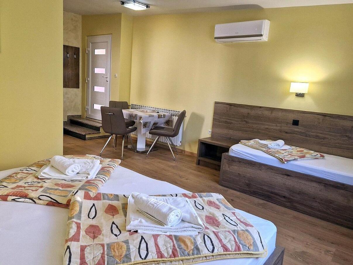 Apartment And Rooms Amenka نوفاليا المظهر الخارجي الصورة