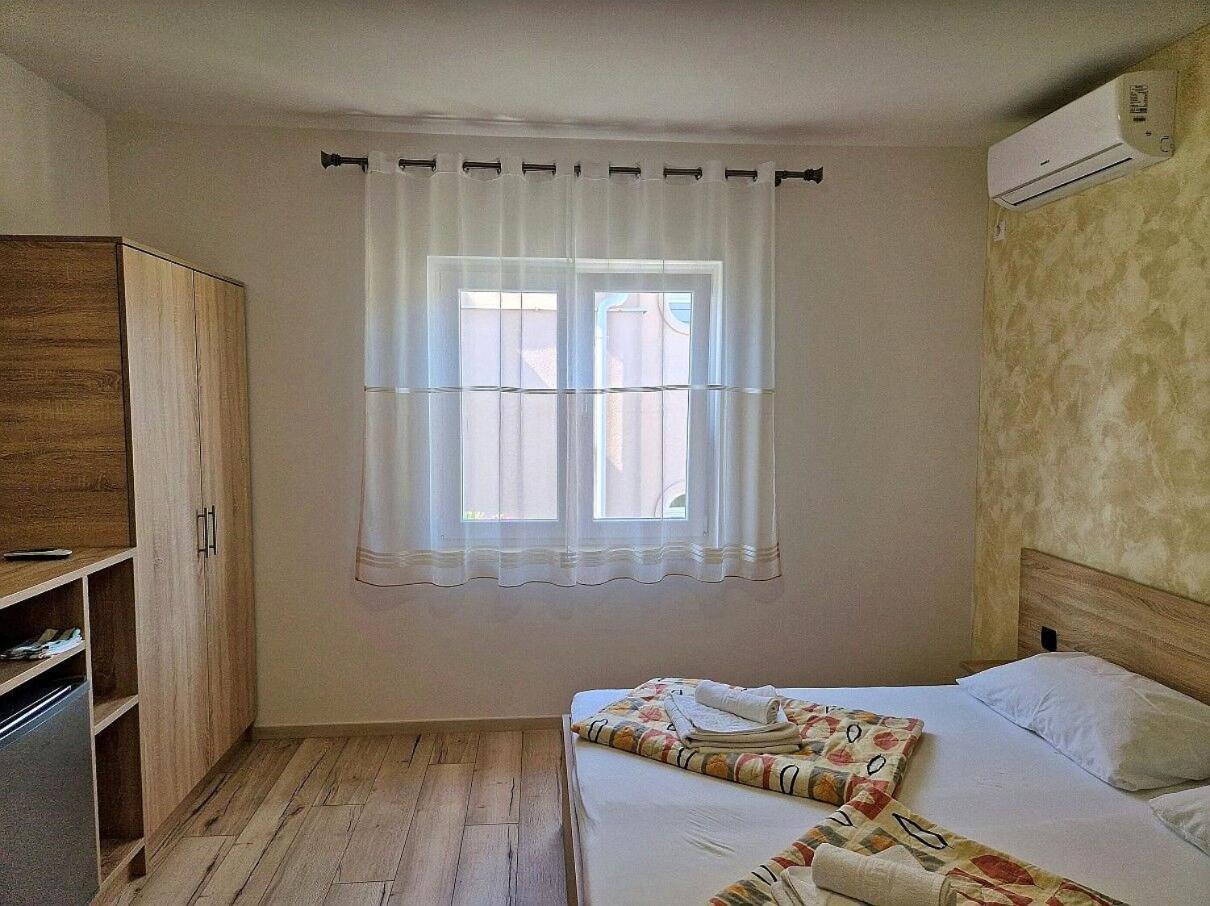 Apartment And Rooms Amenka نوفاليا المظهر الخارجي الصورة