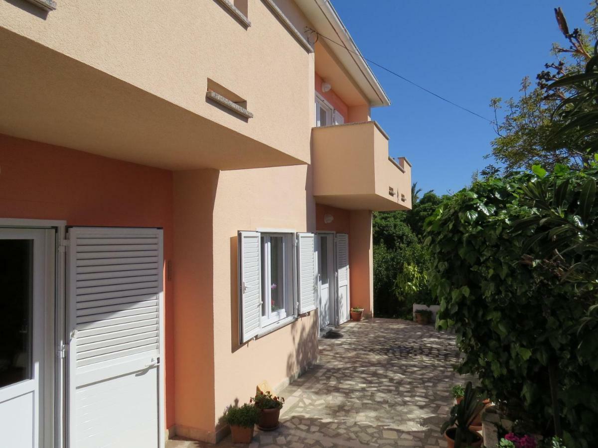 Apartment And Rooms Amenka نوفاليا المظهر الخارجي الصورة